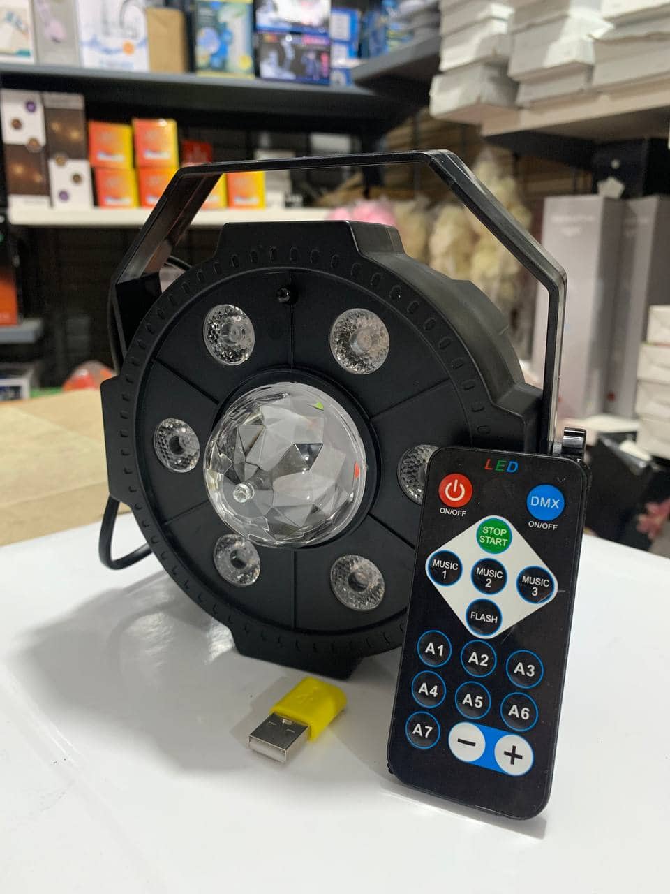 Projecteur jeux de lumiere RGB Laser rotatif  6en1 effets Stroboscope - Électronique - صورة 9