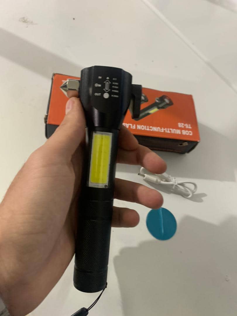 Lampe de poche rechargeable à LED avec brise vitre intégré - 300 Lumens - Accessoires Auto/Moto - صورة 10