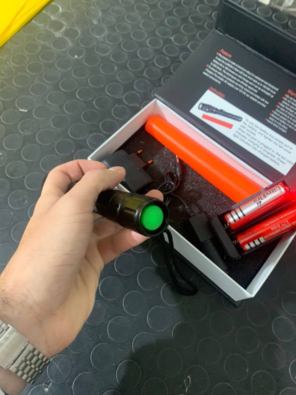 Lampe de poche tactique IP65 de 18 000 lumens - avec lumière LED et deux piles rechargeables - Swat - Camping et Randonnée - صورة 7