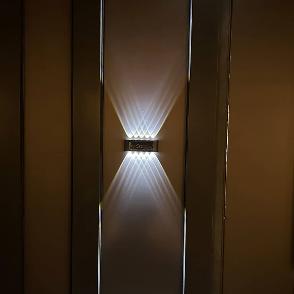 Lampe Solaire Murale 8LED avec Détection de Mouvement Auto 1Pcs - Maison - صورة 4