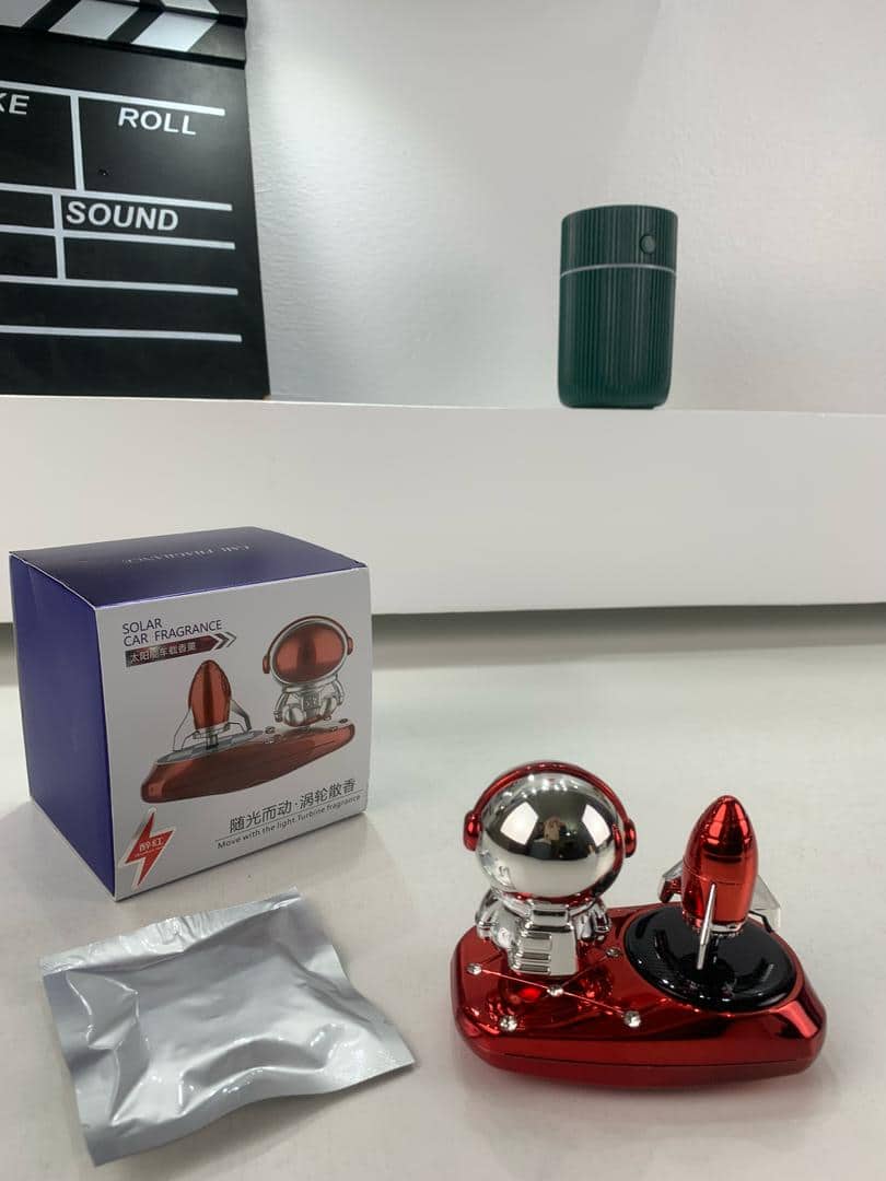 Parfum Voiture Solaire Décor Astronaute – موزع العطر في السيارة - Accessoires Auto/Moto - صورة 7