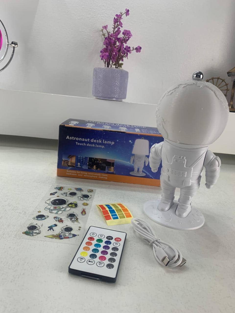 Lampe Astronaute lunaire avec télécommande et LED 16 couleurs – مصباح رجل الفضاء - Électronique - صورة 7