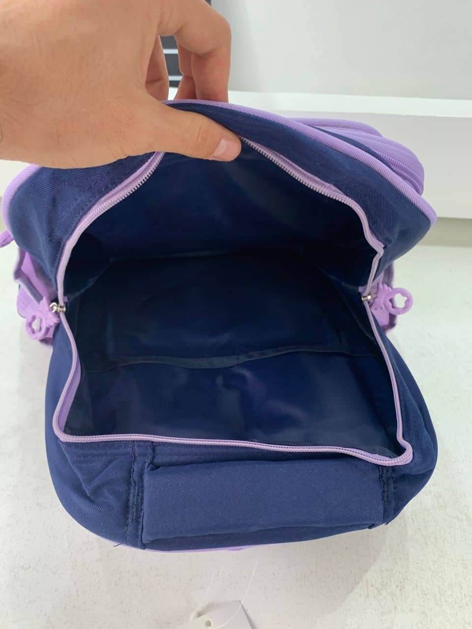 Sac à Dos Enfant Ludique avec Plusieurs Compartiment et un Peluche LM-5122 Bleu Nuit et Mauve – حقيبة ظهر للأطفال أزرق ليلي وبنفسجي - Sac à dos et Mode - صورة 6