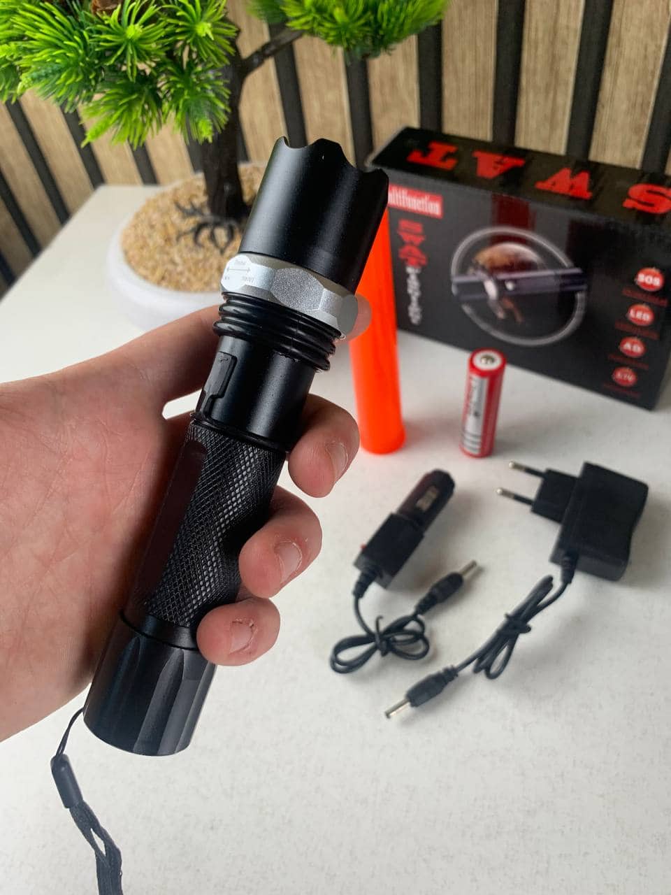 Lampe Torche LED SWAT Multifonction Zoom Réglable et 3 Modes d’Éclairage – مصباح يدوي قابل للشحن - Camping et Randonnée - صورة 9