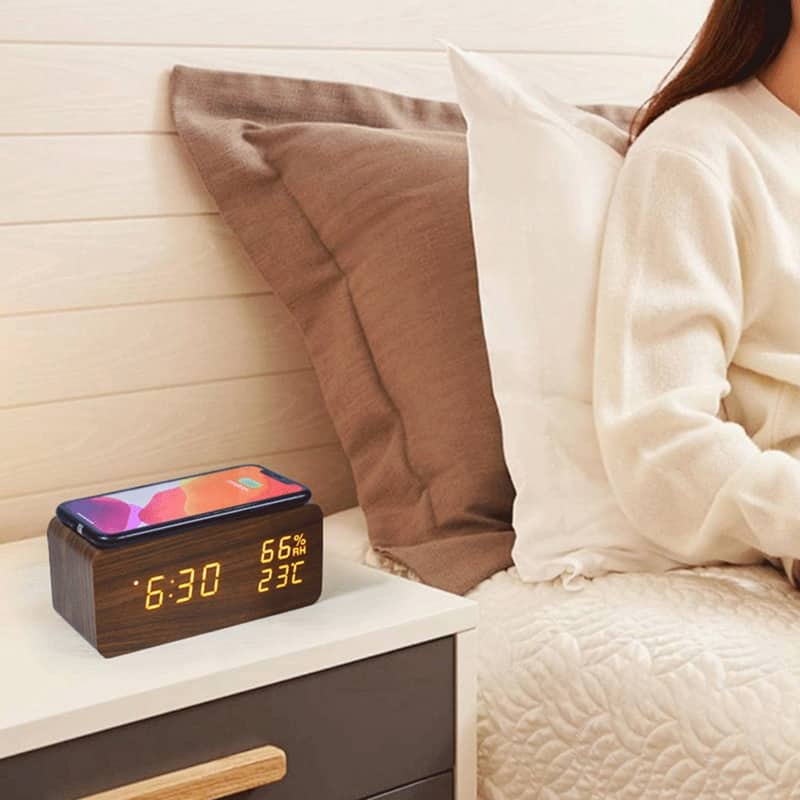 Réveil numérique de bureau en bois avec socle de charge sans fil Qi - Électronique - صورة 7