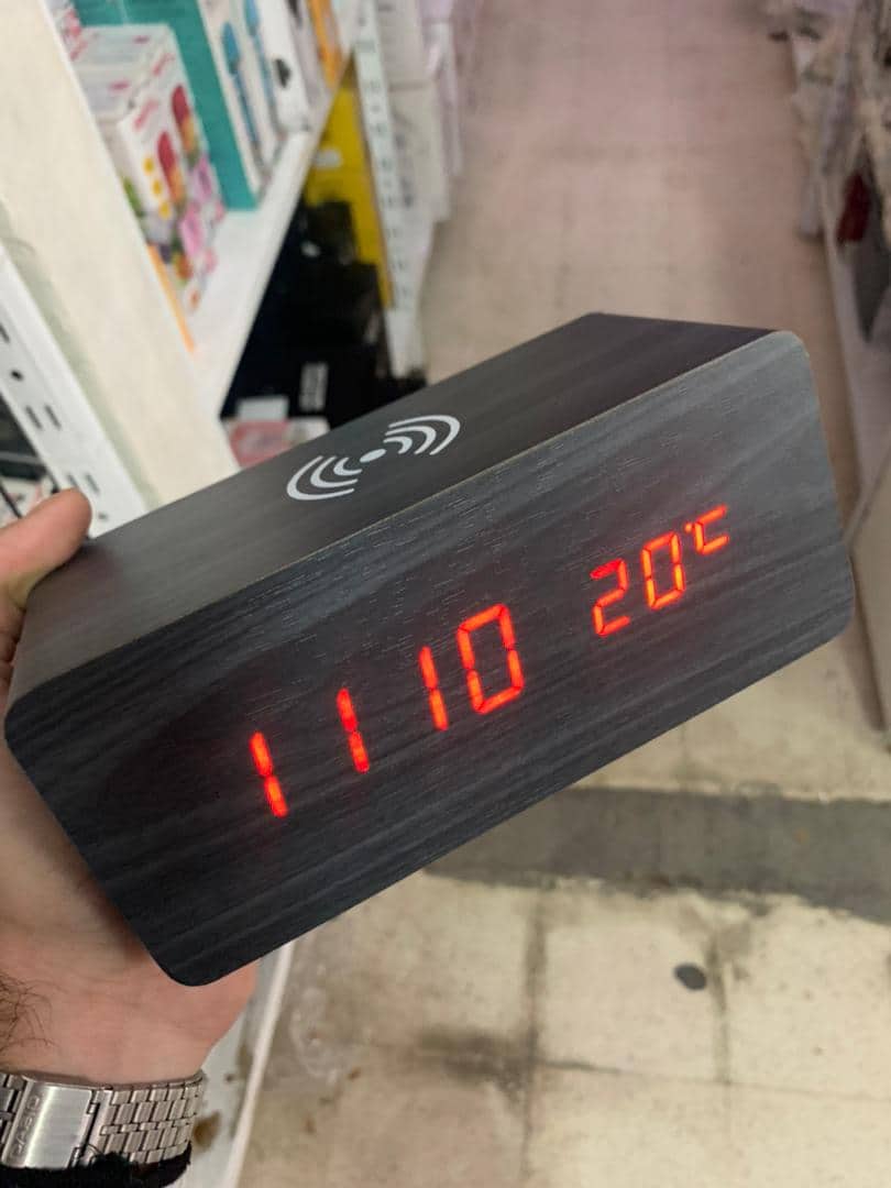 Réveil numérique de bureau en bois avec socle de charge sans fil Qi - Électronique - صورة 9