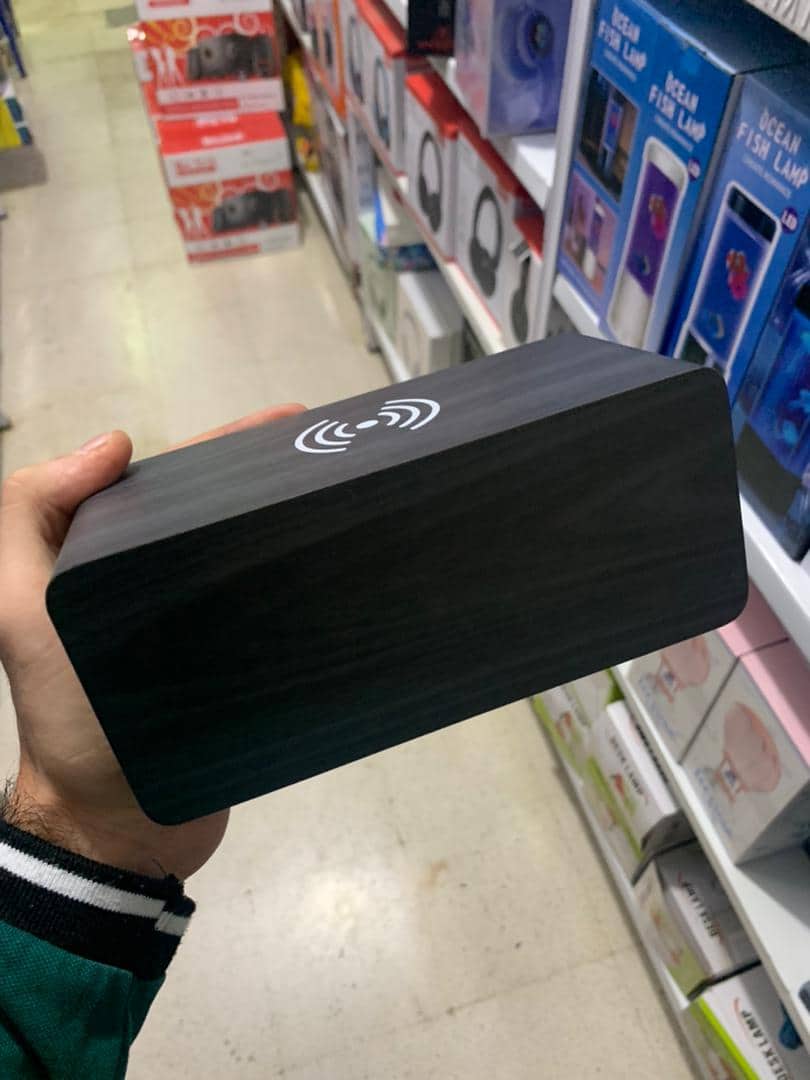 Réveil numérique de bureau en bois avec socle de charge sans fil Qi - Électronique - صورة 10