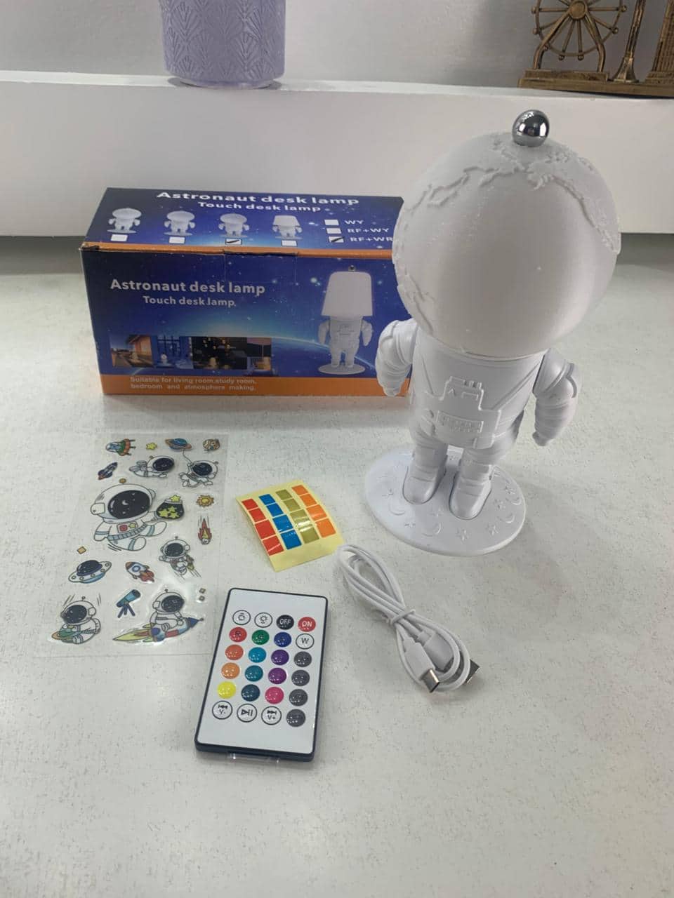 Lampe Astronaute lunaire avec télécommande et LED 16 couleurs – مصباح رجل الفضاء — معاينة 8
