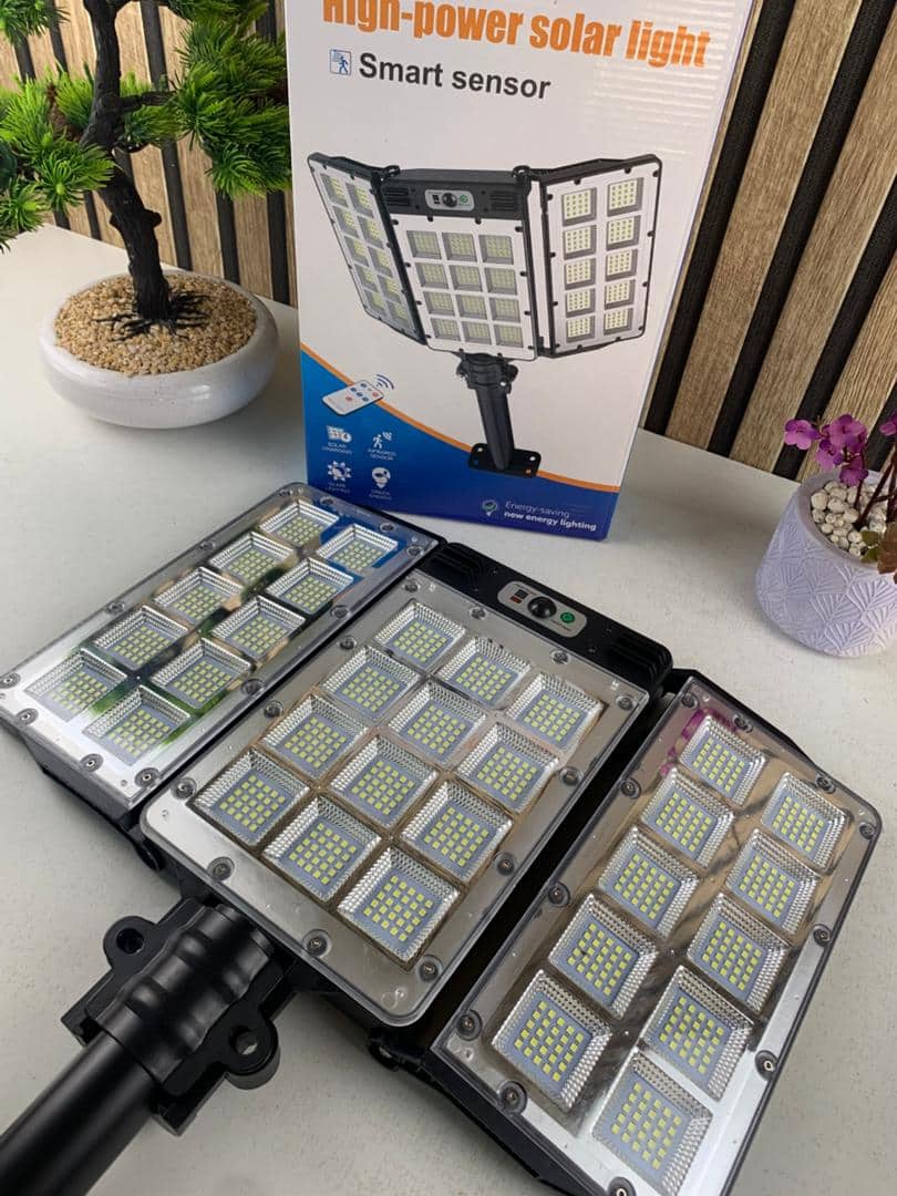 Lampes Solaires Extérieure Super lumineuse avec 3 Panneaux 800LED et Télécommande – مصباح خارجي بالطاقة الشمسية مع يد تحكم — معاينة 9