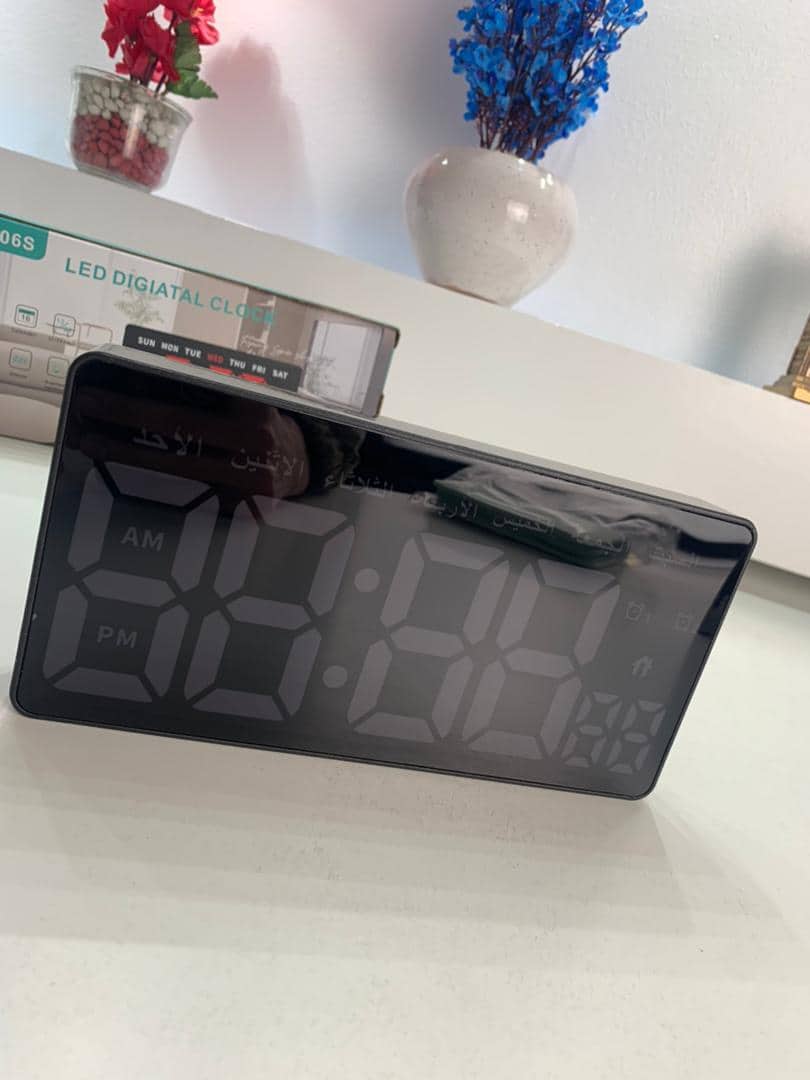 Horloge Murale Arabic Numérique LED avec Jour et Date – ساعة رقمية بالعربية مع اليوم والتاريخ — معاينة 6