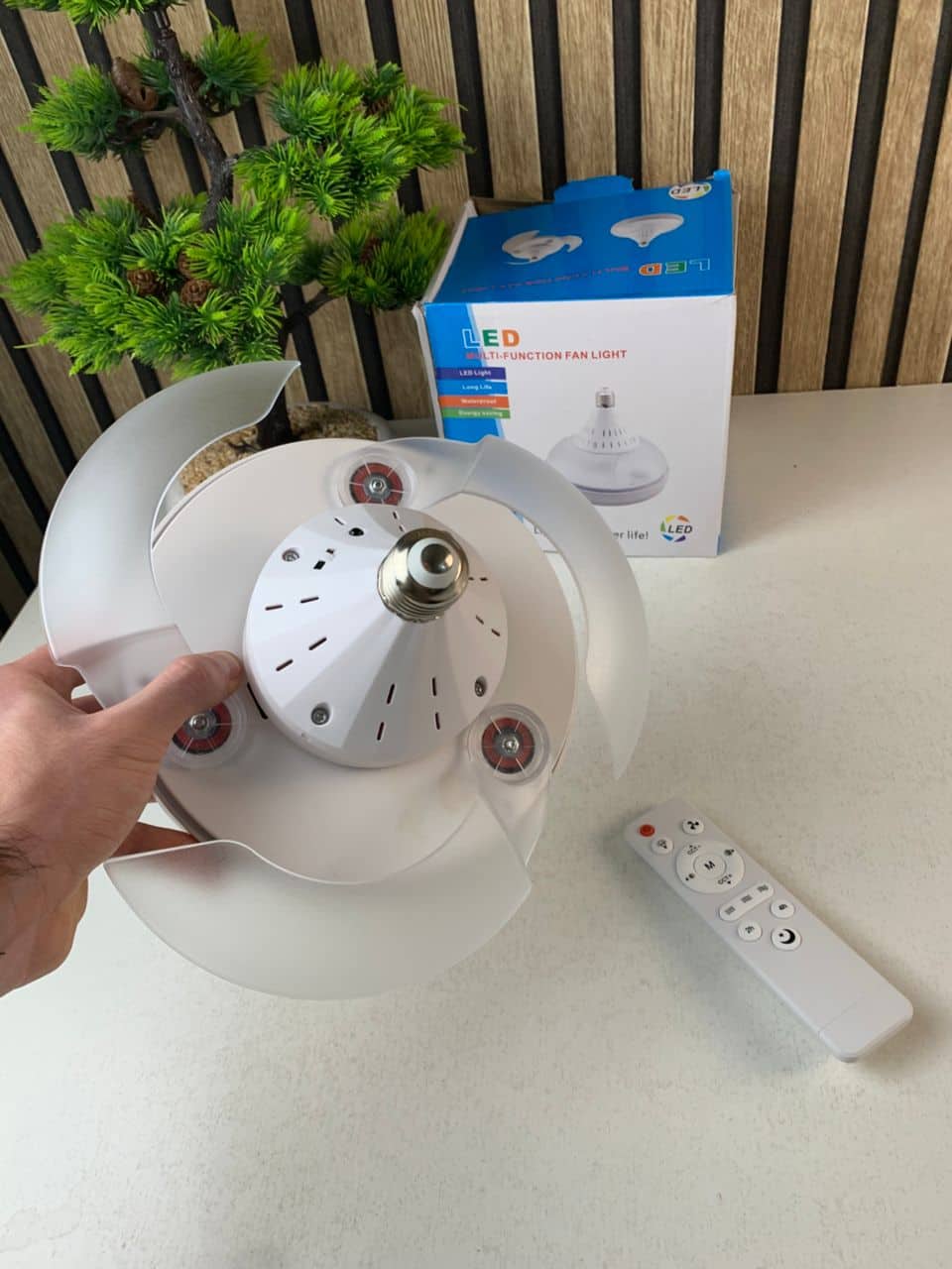 Ventilateur de plafond rétractable avec lumière réglable et télécommande — معاينة 9