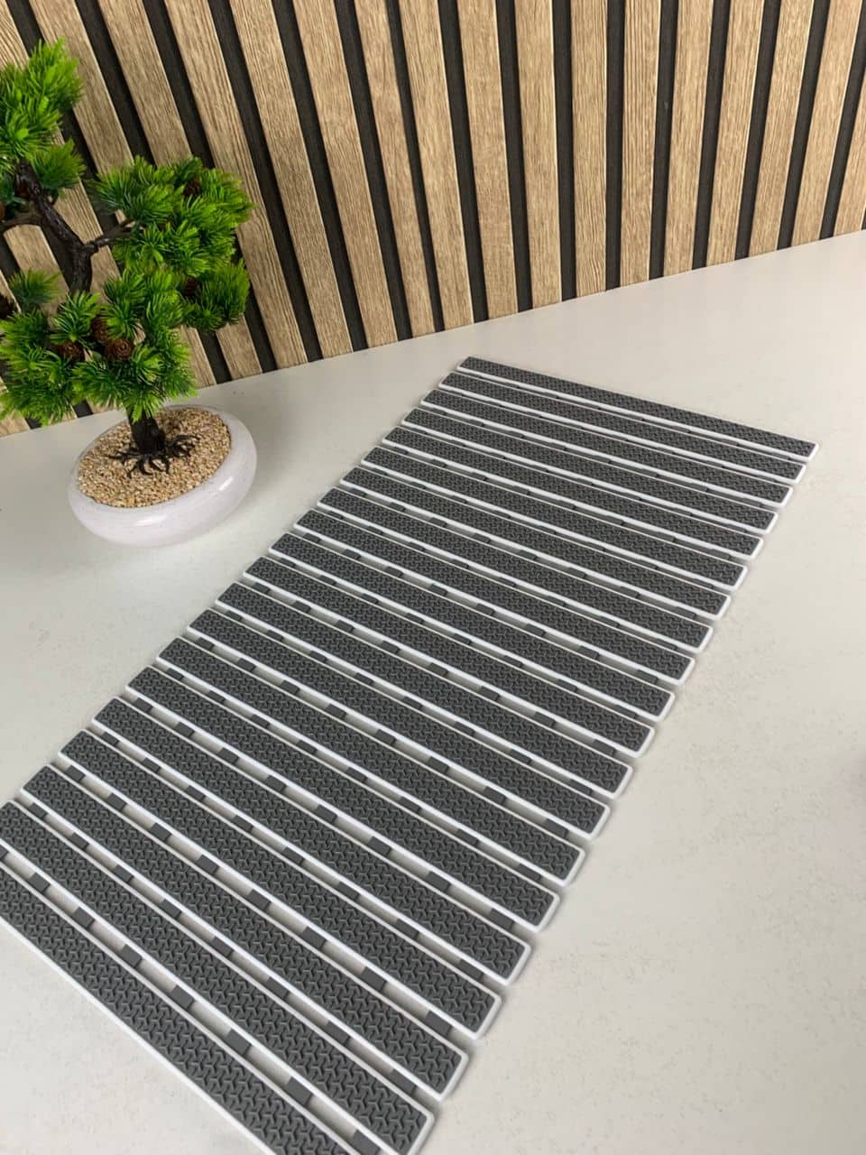 Tapis de baignoire et de douche antidérapant avec trou d’évacuation – بساط حمام مضاد للإنزلاق — معاينة 17