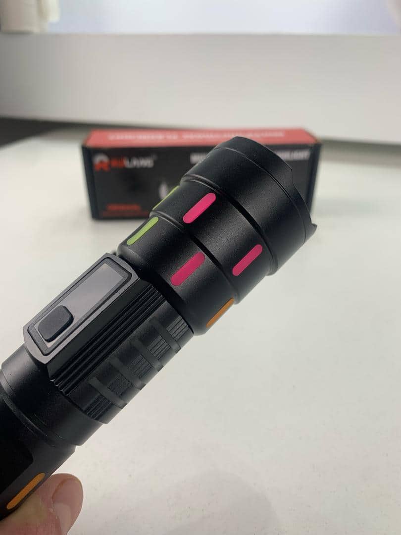 Lampe de Poche LED à Zoom Télescopique avec Bandes Fluorescentes - مصباح يدوي مع زووم تلسكوبي — معاينة 15