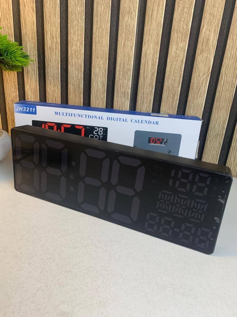 Horloge Numérique Murale LED à Éclairage Inférieur – ساعة رقمية للحائط و المكتب بإضاءة سفلية — معاينة 11