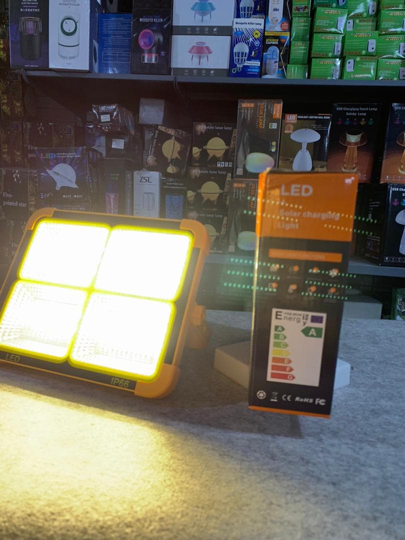 Projecteur Solaire étanche Rechargeable 4 modes Déclairage Power-Bank 1000W - Camping et Randonnée - صورة حقيقية 10
