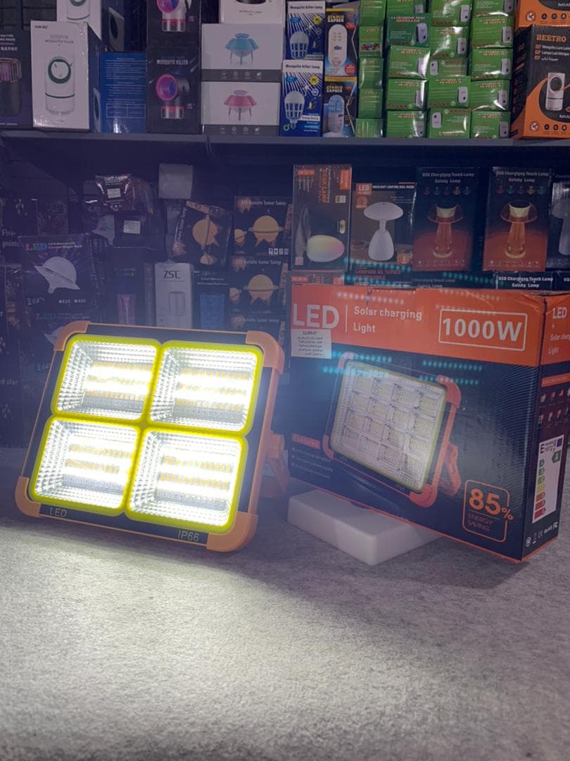 Projecteur Solaire étanche Rechargeable 4 modes Déclairage Power-Bank 1000W - Camping et Randonnée - صورة حقيقية 11