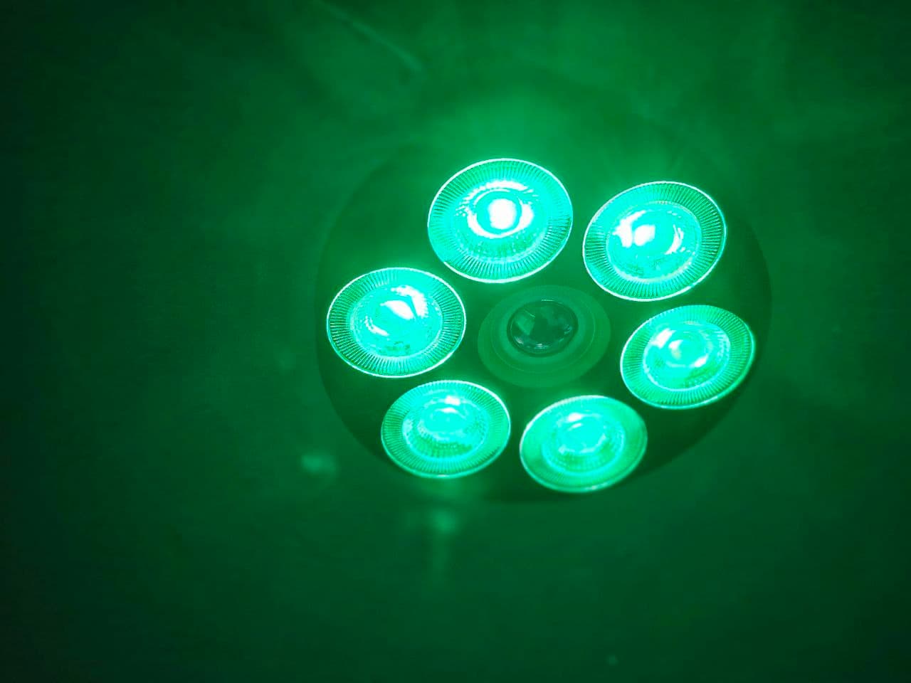 Projecteur de lumière Sonore RGB + W 4 en 1 Avec Bluetooth effet stroboscope - Électronique - صورة حقيقية 11