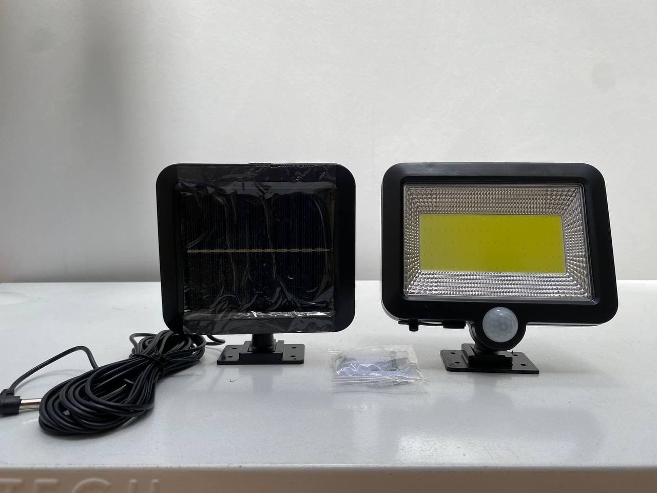 Lampe projecteur solaire LED et détecteur de mouvement 5W  IP44 - SL-F100 - Électronique - صورة حقيقية 7