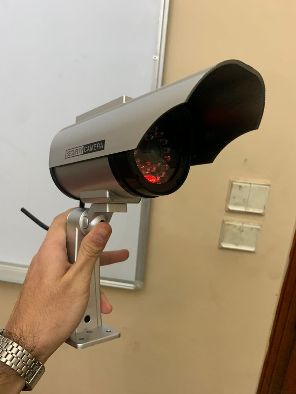 Fausse Caméras de Vidéosurveillance à énergie Solaire avec Clignotant Rouge LED - Divers - صورة حقيقية 10