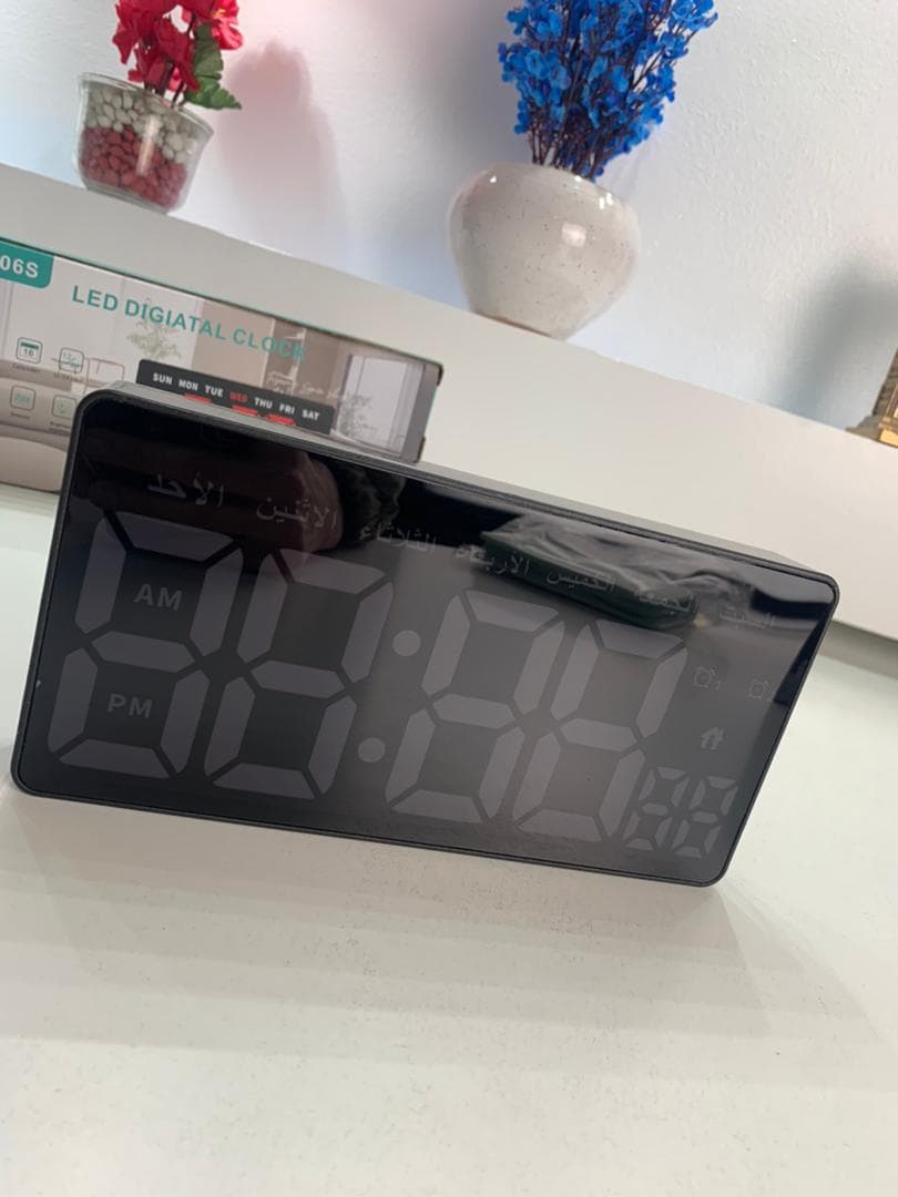 Horloge Murale Arabic Numérique LED avec Jour et Date – ساعة رقمية بالعربية مع اليوم والتاريخ - Électronique - صورة حقيقية 6