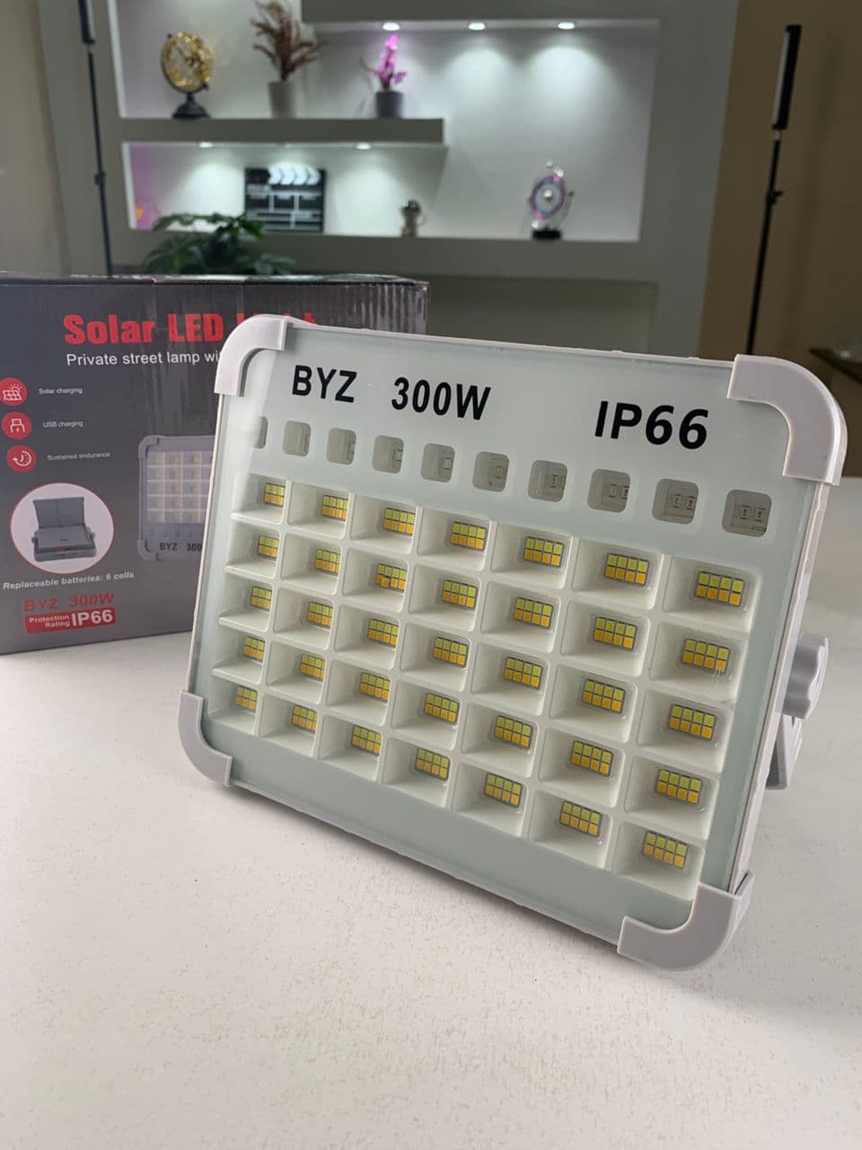 Lampe Solaire Rechargeable LED 300 W Portable et Magnétique 26000LM – مصباح محمول قابل للشحن بالطاقة الشمسية - Électronique - صورة حقيقية 8