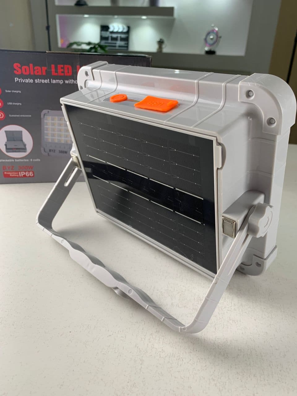 Lampe Solaire Rechargeable LED 300 W Portable et Magnétique 26000LM – مصباح محمول قابل للشحن بالطاقة الشمسية - Électronique - صورة حقيقية 9