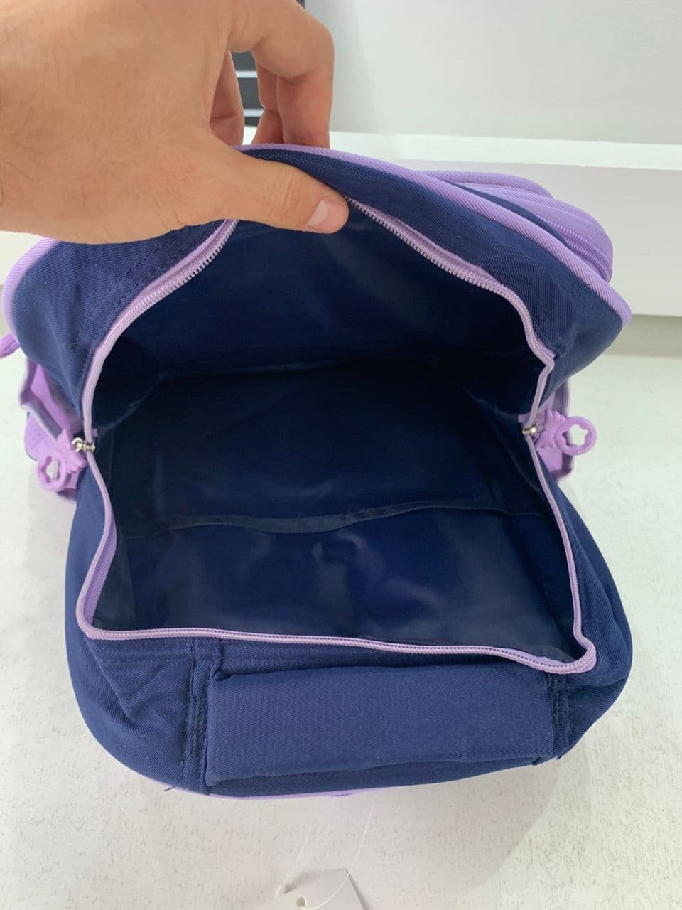 Sac à Dos Enfant Ludique avec Plusieurs Compartiment et un Peluche LM-5122 Bleu Nuit et Mauve – حقيبة ظهر للأطفال أزرق ليلي وبنفسجي - Sac à dos et Mode - صورة حقيقية 6
