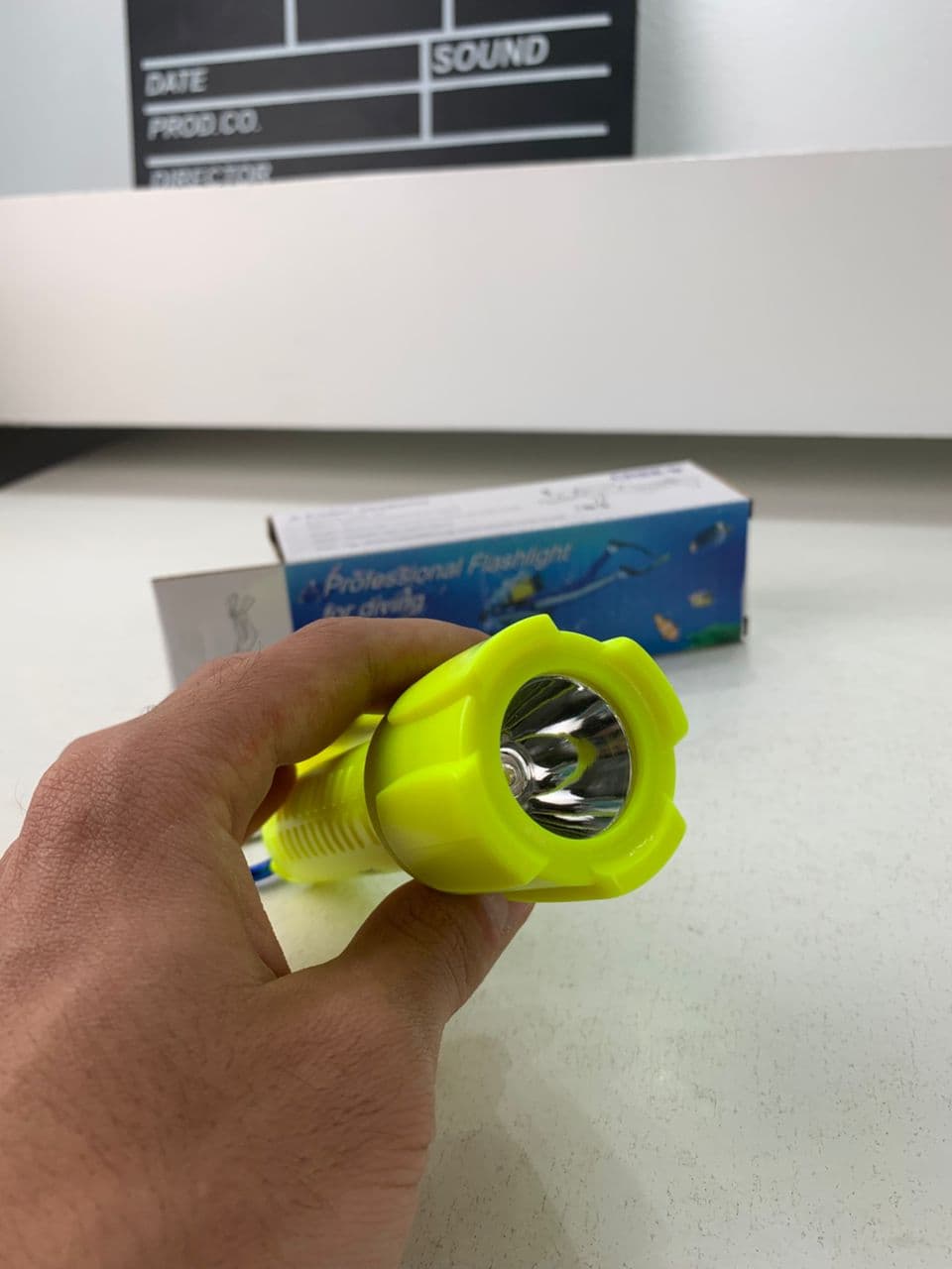 Lampe Torche Sous-Marine Étanche jusqu’à 25 mètres – مصباح تحت السباحة تحت الماء - Camping et Randonnée - صورة حقيقية 9