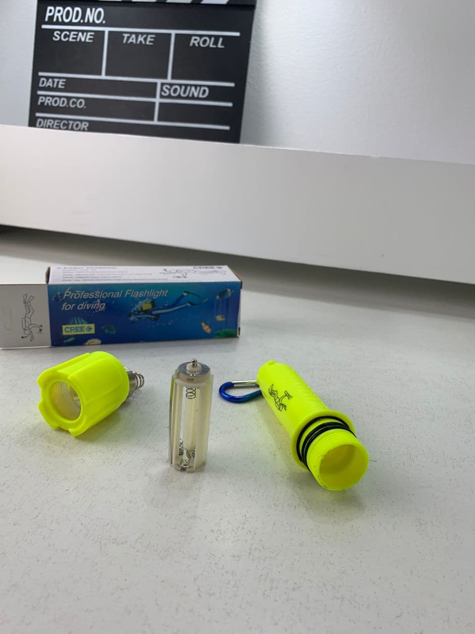 Lampe Torche Sous-Marine Étanche jusqu’à 25 mètres – مصباح تحت السباحة تحت الماء - Camping et Randonnée - صورة حقيقية 10