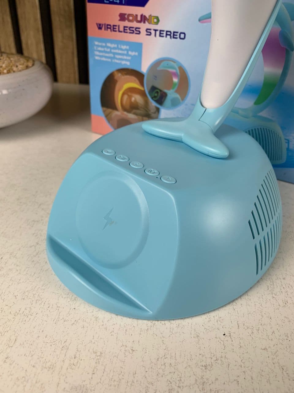 Haut-Parleur Bluetooth Dauphin avec Lampe d’Ambiance LED RGB et Chargeur Sans Fil 15W - Électronique - صورة حقيقية 10