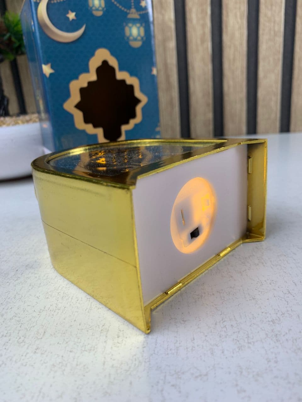 Lanterne de Ramadan Dorée LED Design Traditionnel avec Silhouette – فانوس مضيء لشهر رمضان — صورة حقيقية 8