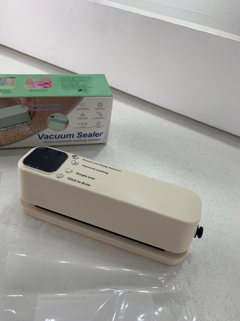 Mini scelleuse sous vide et Extracteur d’air portable 60 kPa avec 3 niveaux de température – جهاز تفريغ الهواء وغلق الأكياس — صورة حقيقية 9