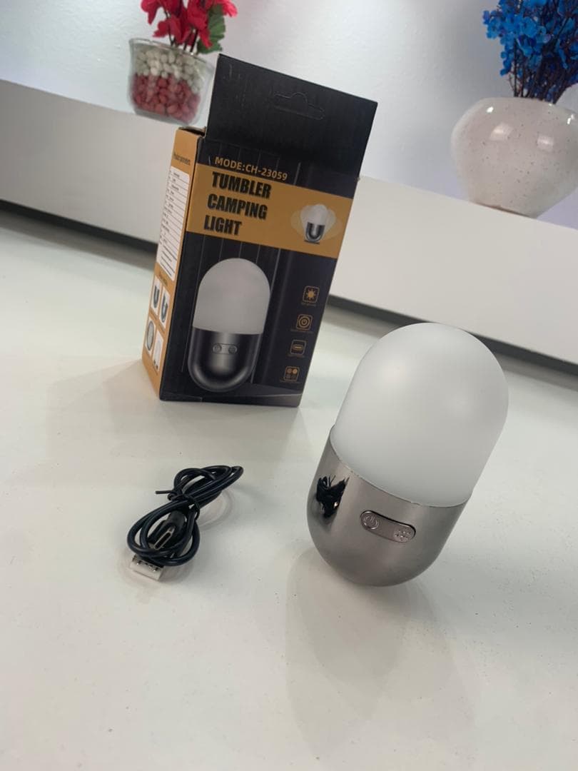 Lampe de camping rechargeable avec changement de couleur RVB – مصباح تخييم ملون — صورة حقيقية 8