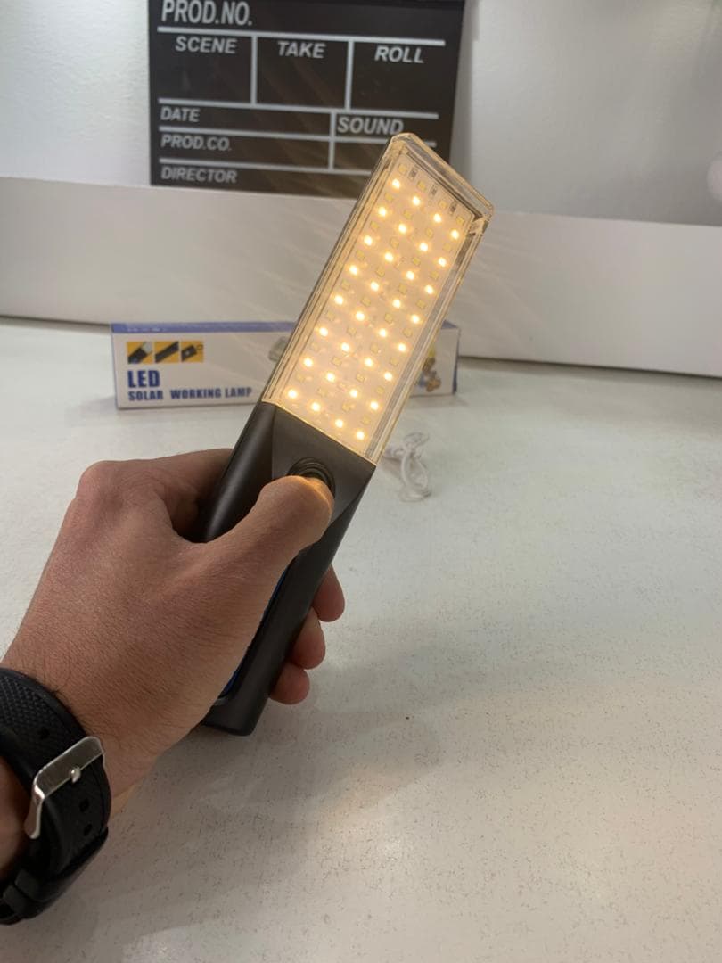 Lampe de Travail LED Rechargeable Éclairage Ultra-Puissant avec Panneau Solaire Intégré – مصباح عمل قابل للشحن — صورة حقيقية 7
