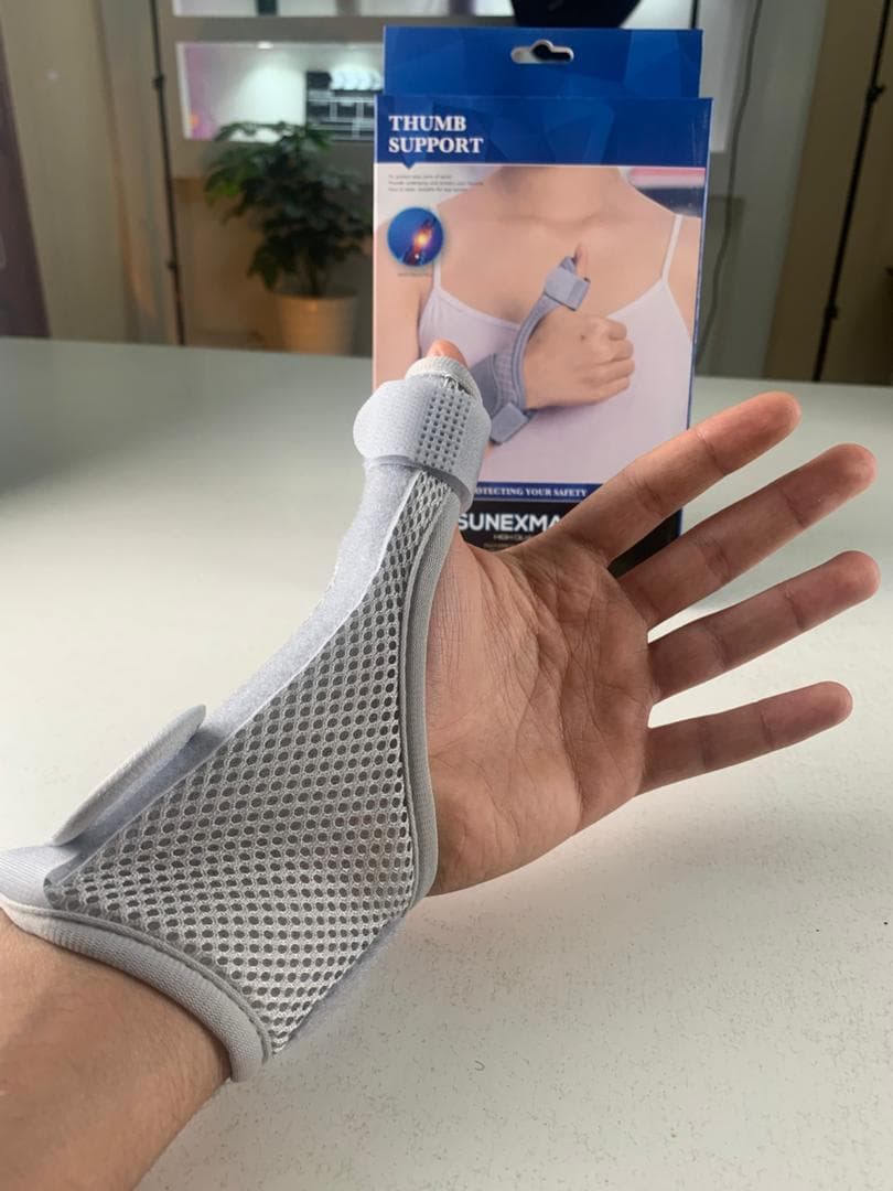 Attelle de Protection Réglable et Respirant pour le Pouce – ضمادة إصبع الكبير — صورة حقيقية 9
