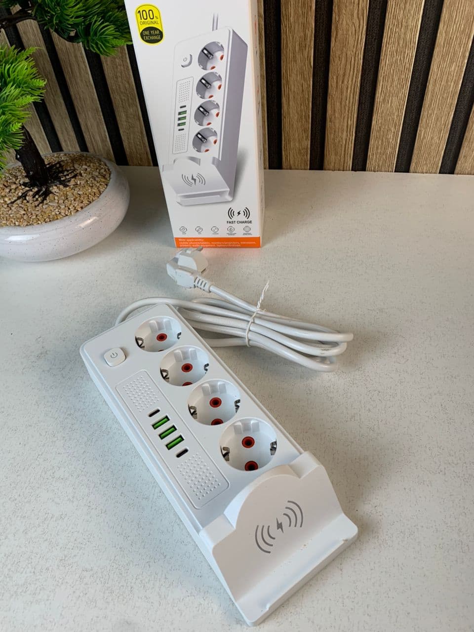 Multiprise 4 SOCKET 2500W avec USB, Type-C et chargement sans fil – مقبس طاقة وشاحن لاسلكي — صورة حقيقية 9