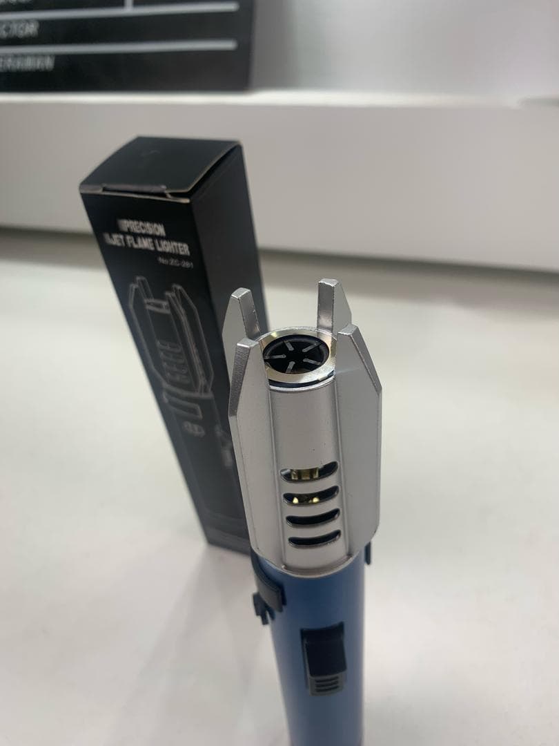 Briquet à flamme droite très puissant coupe-vent – موقد نار محمول — صورة حقيقية 8