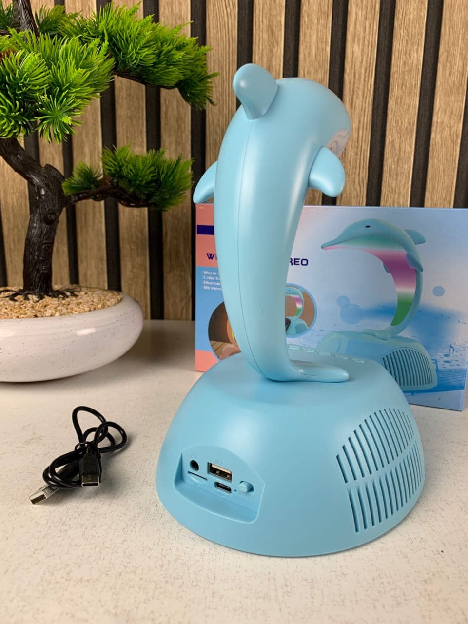 Haut-Parleur Bluetooth Dauphin avec Lampe d’Ambiance LED RGB et Chargeur Sans Fil 15W — صورة حقيقية 9