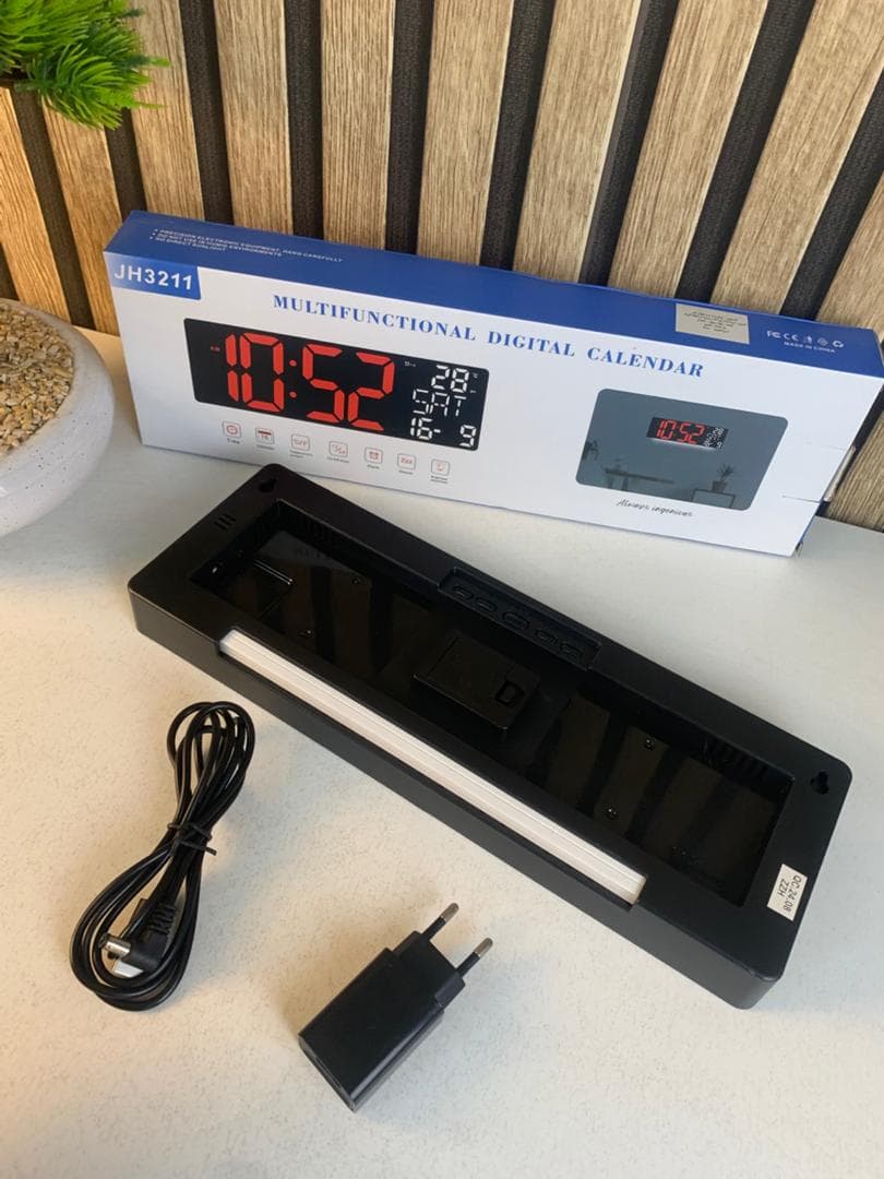 Horloge Numérique Murale LED à Éclairage Inférieur – ساعة رقمية للحائط و المكتب بإضاءة سفلية — صورة حقيقية 9