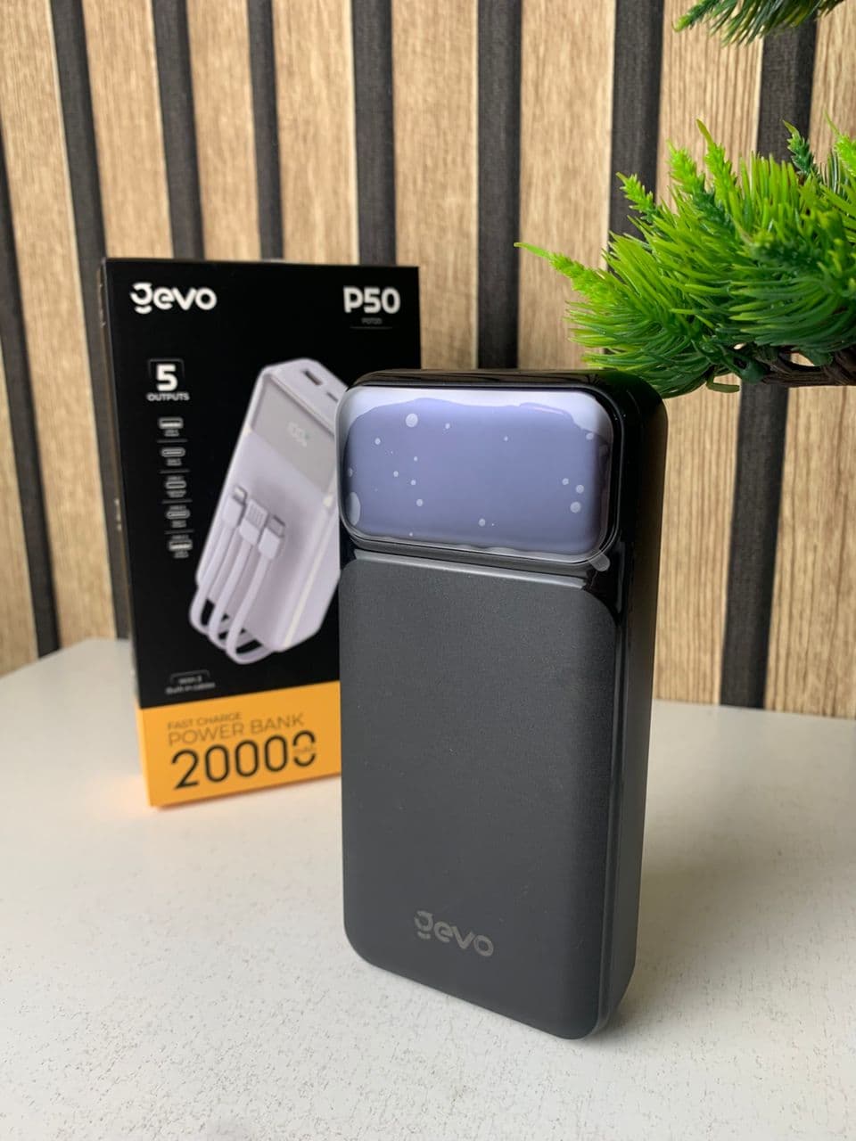 Power Bank Fast Charge Gevo 20000mAh avec Cable intégré LCD Screen – باور بانك سعة 20000ميلي أمبير مع كابلات شحن مدمجة — صورة حقيقية 5
