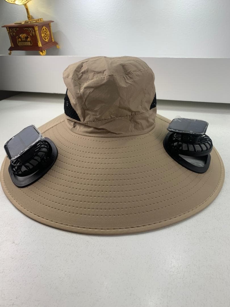 Chapeau de soleil à large bord avec double ventilateur – قبعة للحماية من الشمس مع مروحات — صورة حقيقية 7