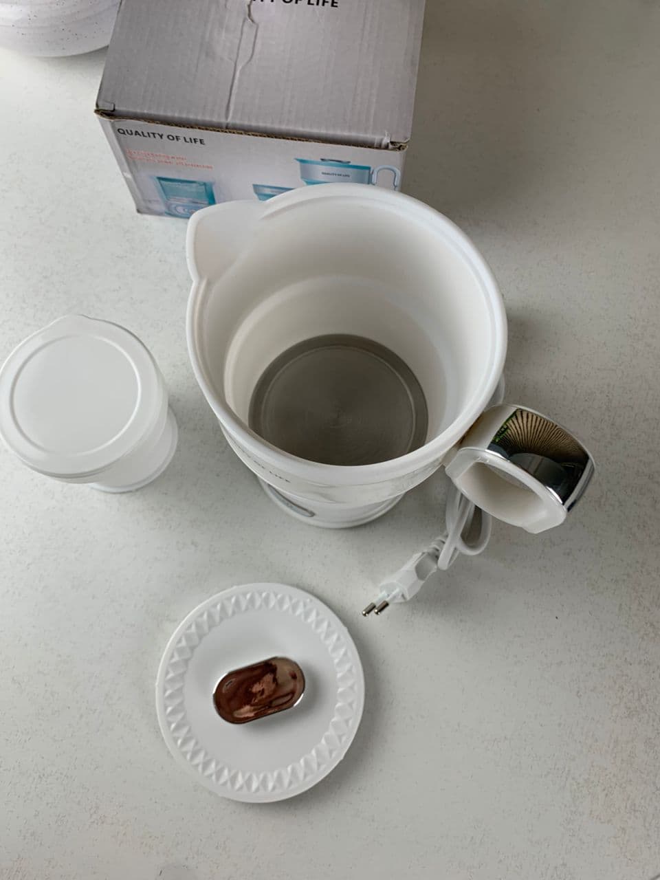 Bouilloire Électrique Pliable en Silicone Alimentaire avec Gobelet Pliable – غلاية مياه قابلة للطي ومحمولة — صورة حقيقية 10