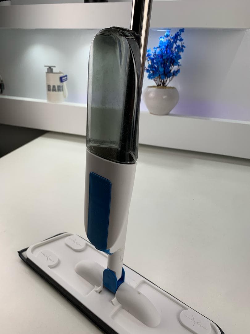 Balai Serpillère Pulvérisateur avec Réservoir Rechargeable – ممسحة بخاخ مع زجاجة قابلة لإعادة التعبئة — صورة حقيقية 11