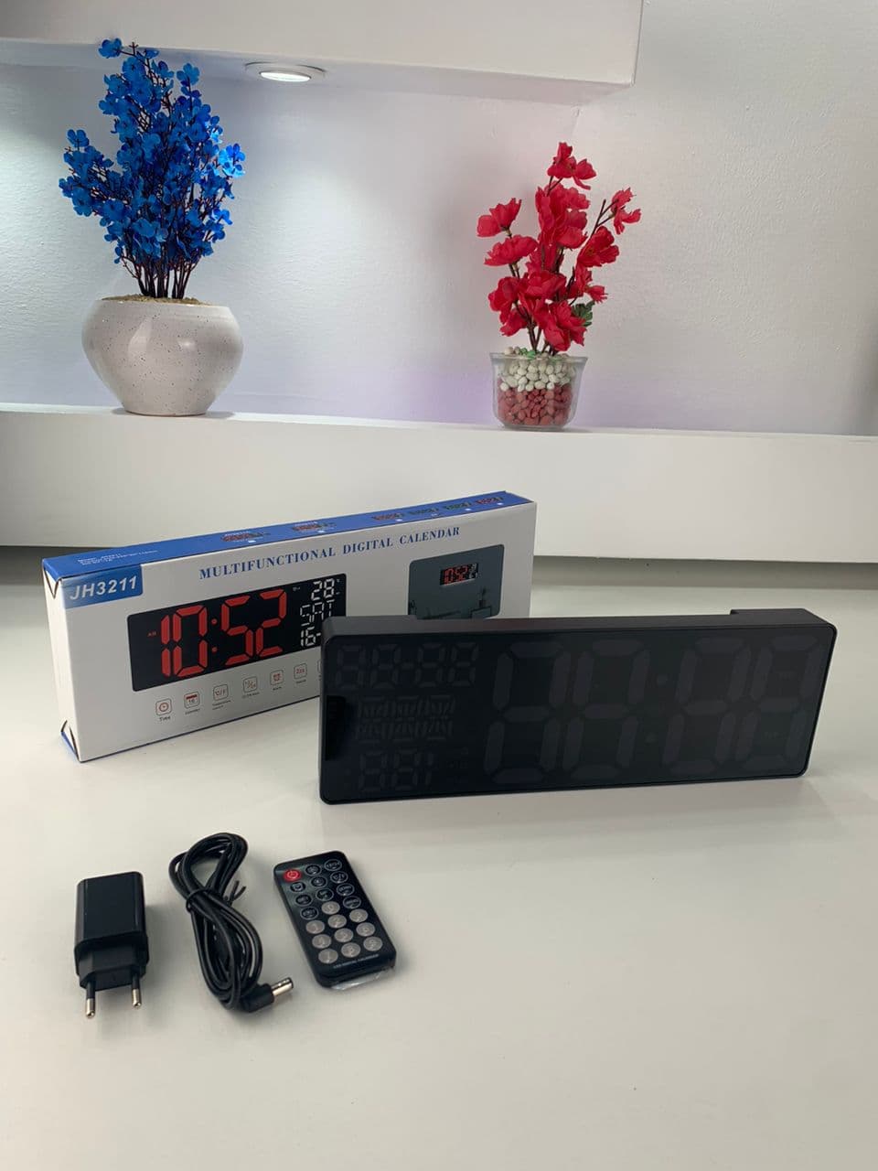 Horloge Numérique Murale et Table LED à Éclairage Bleu Inférieur – ساعة رقمية للحائط و المكتب بإضاءة سفلية زرقاء — صورة حقيقية 7