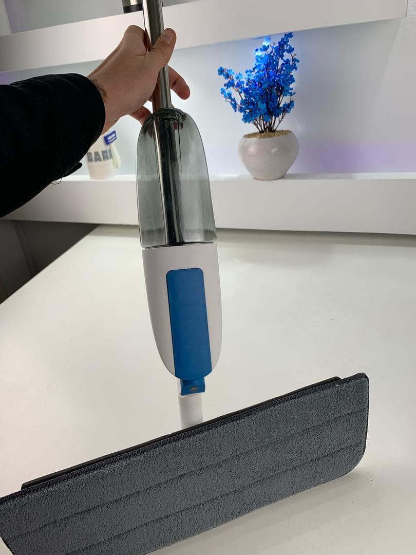 Balai Serpillère Pulvérisateur avec Réservoir Rechargeable – ممسحة بخاخ مع زجاجة قابلة لإعادة التعبئة — صورة حقيقية 12
