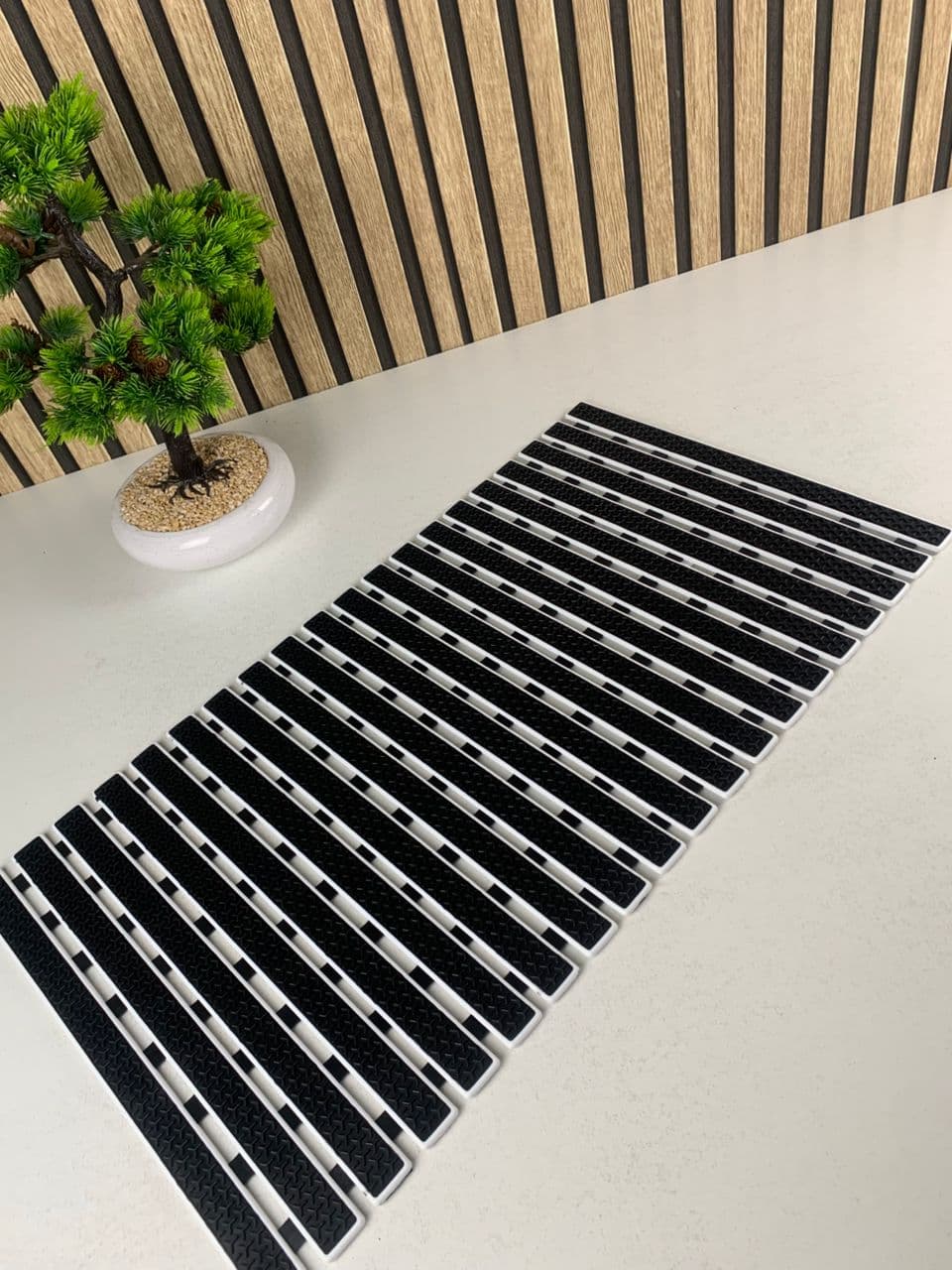 Tapis de baignoire et de douche antidérapant avec trou d’évacuation – بساط حمام مضاد للإنزلاق — صورة حقيقية 20