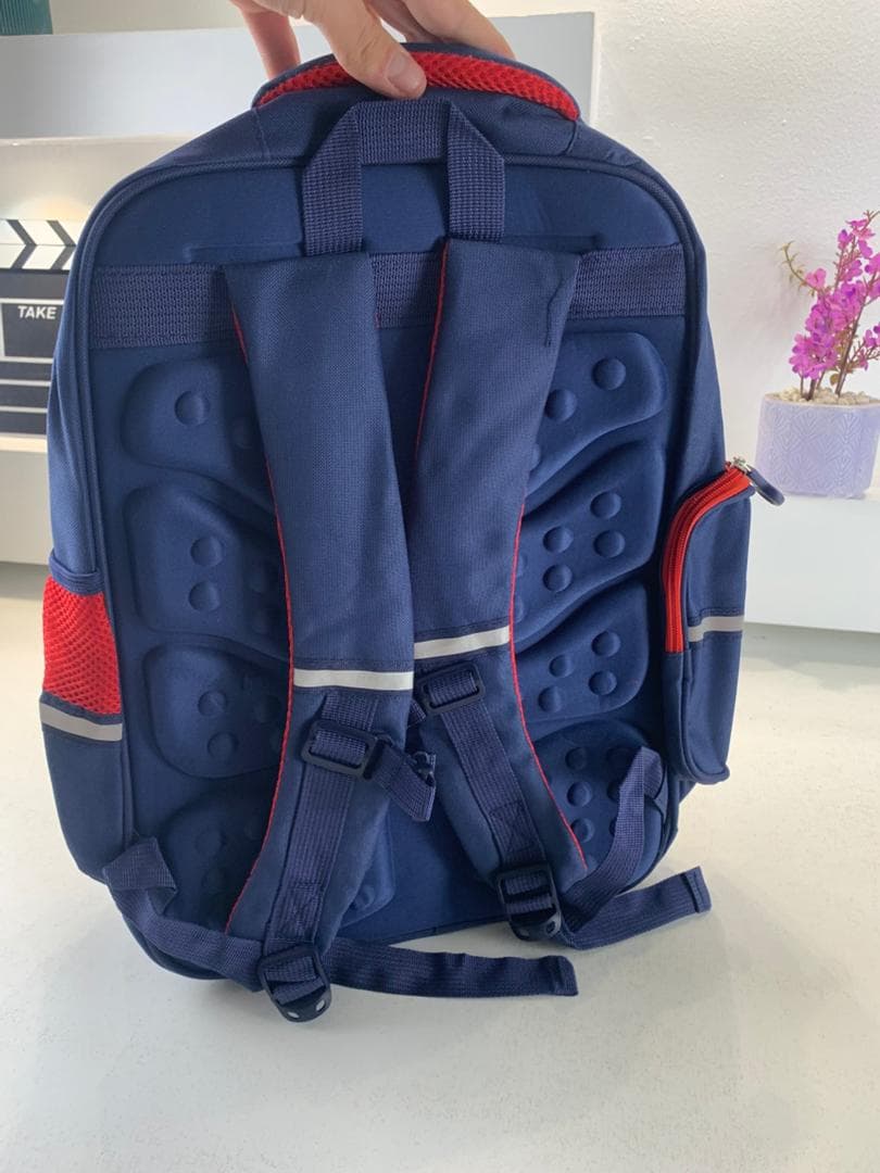Sac à Dos Enfant pour École primaire de Haute Qualité Bleu et Rouge – حقيبة ظهر مدرسية للأطفال أزرق وأحمر — صورة حقيقية 7