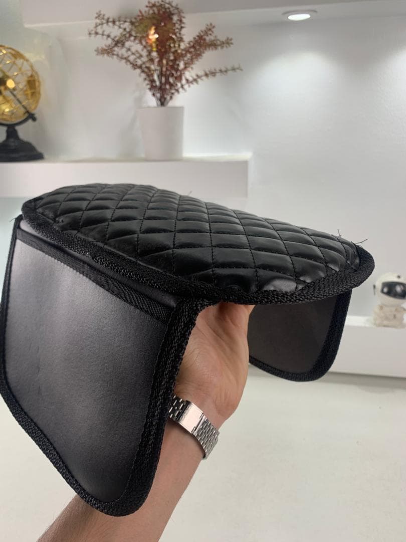 Housse fine pour Accoudoir de voiture en cuir avec 2 sacs de rangement - وسادة مسند الذراع في السيارة — صورة حقيقية 13