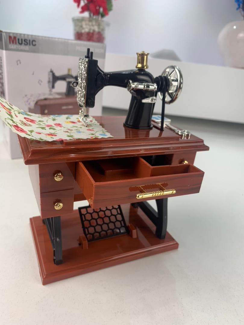 Boîte à Musique Miniature Machine à Coudre – ماكينة خياطة موسيقية — صورة حقيقية 11
