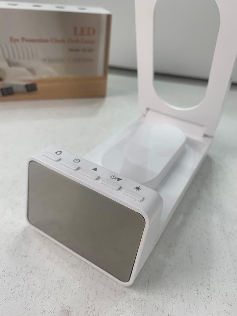 Lampe de bureau rechargeable sans fil avec réveil LED et power bank 10 000 mAh – مصباح مكتب ومصباح مع شاحن متنقل — صورة حقيقية 10